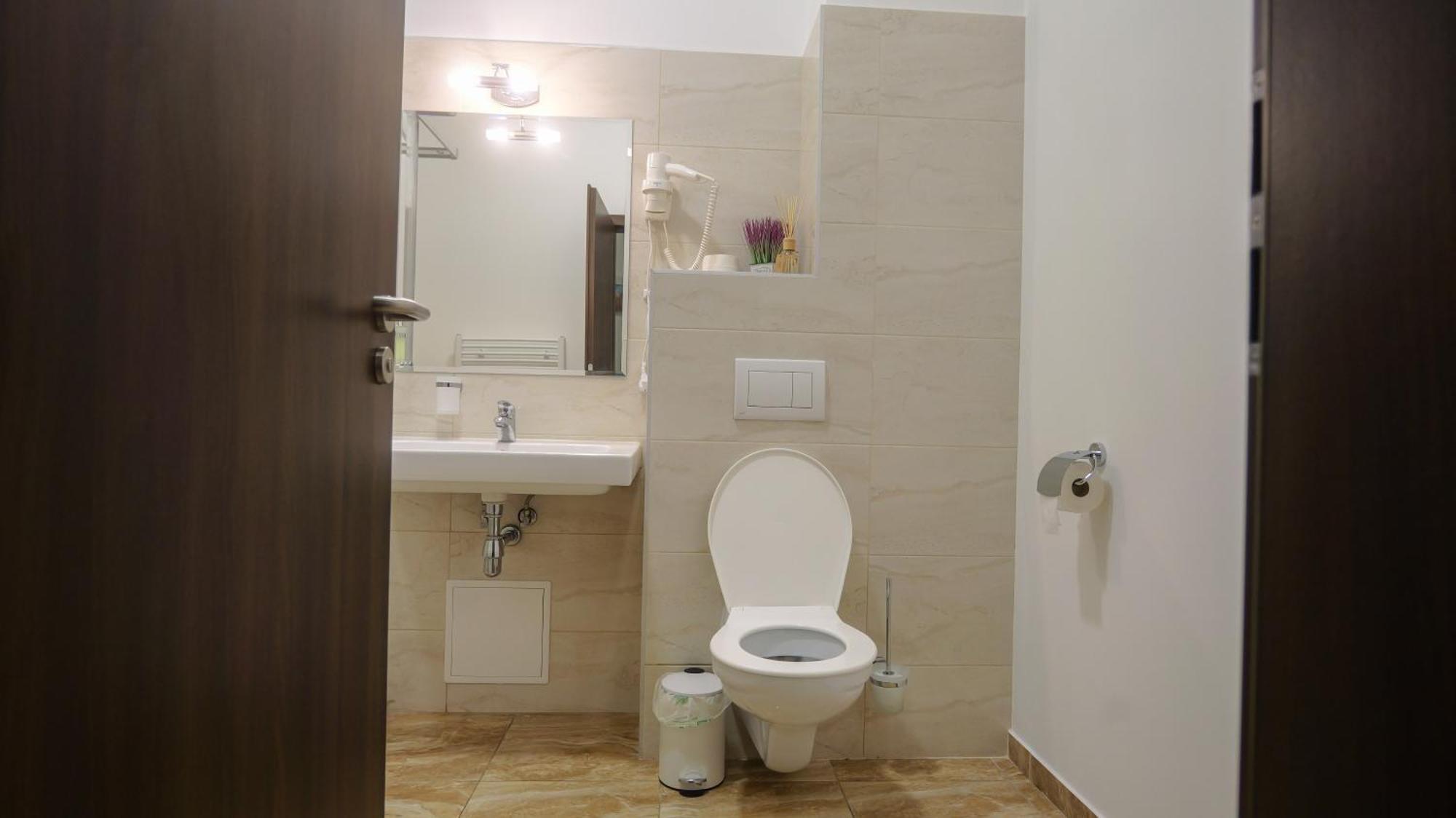 Premium City Centre Bedrooms Presov Luaran gambar