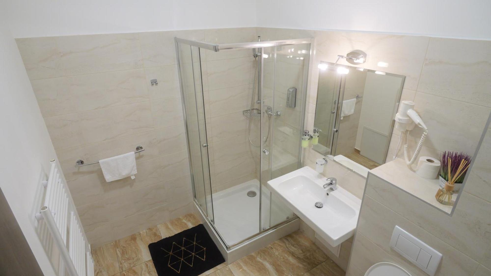 Premium City Centre Bedrooms Presov Luaran gambar